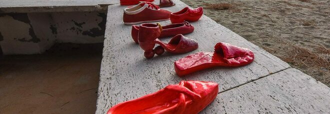scarpette rosse in ceramica contro la violenza sulle donne