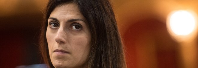 La Raggi mette tutti d'accordo: «La sua gestione fallimentare». Rifiuti al collasso, metro chiuse, buche, conti in dissesto e degrado