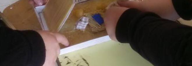 Bambini che lavorano ai presepi fatti in casa Bambini che lavorano ai presepi fatti in casa