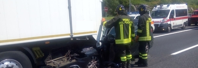 Auto tampona tir in autostrada: un ferito, traffico in tilt Auto tampona tir in autostrada: un ferito, traffico in tilt