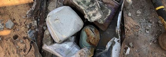 Scavano in giardino e trovano una cassaforte con 50mila dollari e diamanti: poi accade l'incredibile