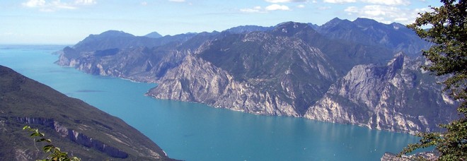 Per sfuggire alla cattura il ladro si lancia nel lago: rischia di affogare Per sfuggire alla cattura il ladro si lancia nel lago: rischia di affogare