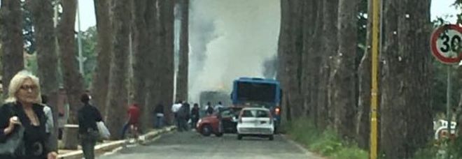 Roma, un altro bus a fuoco a Castel Porziano Roma, un altro bus a fuoco a Castel Porziano