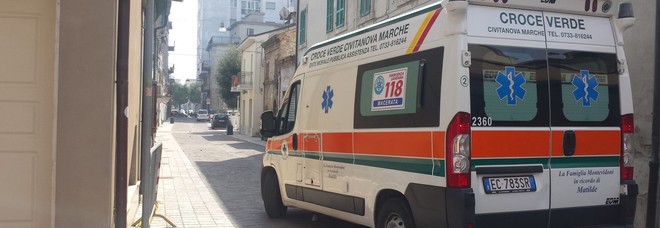 Ex poliziotto si uccide
in camera con un colpo
di coltello al cuore