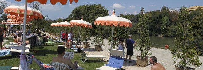 Roma, spiaggia sul Tevere senza pace: accordo con i rom per aprire Roma, spiaggia sul Tevere senza pace: accordo con i rom per aprire