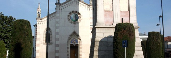 Il sacerdote scrive ai parrocchiani: «Siamo in rosso per 800mila euro» Il sacerdote scrive ai parrocchiani: «Siamo in rosso per 800mila euro»