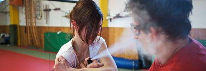 Spruzzano spray urticante, caos a scuola: 600 evacuati, undici ricoverati Spruzzano spray urticante, caos a scuola: 600 evacuati, undici ricoverati