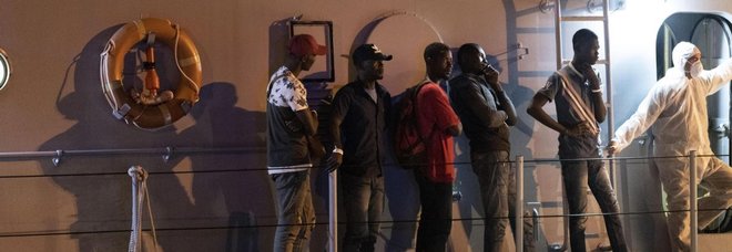 Migranti, sbarcati in 47 a Pozzallo dalla nave Sottile, altri 44 portati a Malta dall'Alan Kurdi Migranti, sbarcati in 47 a Pozzallo dalla nave Sottile, altri 44 portati a Malta dall'Alan Kurdi
