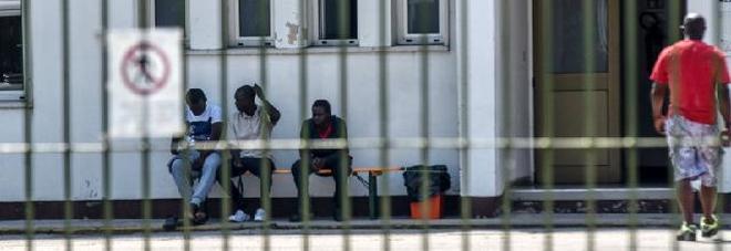 Profughi coinvolti in prostituzione gay, controlli delle forze dell'ordine Profughi coinvolti in prostituzione gay, controlli delle forze dell'ordine