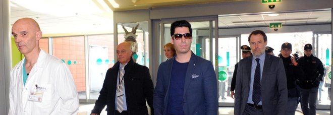 Il figlio di Bossi Renzo all'ospedale di Varese dove il padre è ricoverato Il figlio di Bossi Renzo all'ospedale di Varese dove il padre è ricoverato
