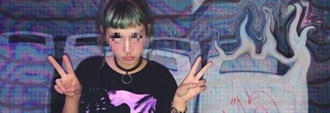 Anna Lou, figlia di Morgan e Asia Argento, imbratta i bus Atac e si filma su Instagram Anna Lou, figlia di Morgan e Asia Argento, imbratta i bus Atac e si filma su Instagram