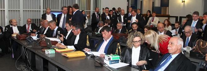 I difensori degli imputati chiedono
la ricusazione di presidente e giudice I difensori degli imputati chiedono
la ricusazione di presidente e giudice
