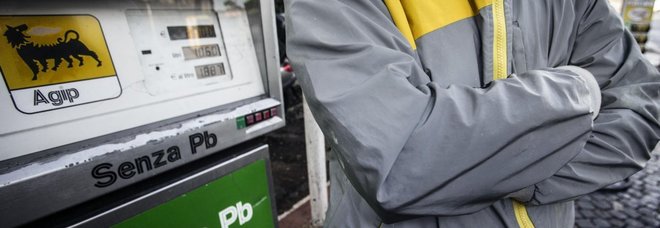 Benzina, i gestori decidono di rinviare lo sciopero: doveva scattare questa sera Benzina, i gestori decidono di rinviare lo sciopero: doveva scattare questa sera