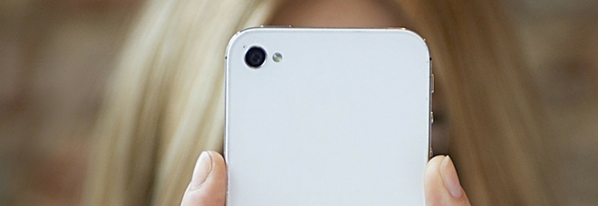Gli smartphone fanno male, «tumori al cervello e alle orecchie»: attenti al 'valore SAR' Gli smartphone fanno male, «tumori al cervello e alle orecchie»: attenti al 'valore SAR'