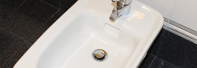 Va in bagno di notte e si ferisce con il bidet rotto: muore dissanguato Va in bagno di notte e si ferisce con il bidet rotto: muore dissanguato
