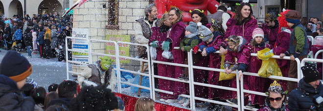 Maniaco si masturba fra i bimbi a Carnevale: salvato dal linciaggio Maniaco si masturba fra i bimbi a Carnevale: salvato dal linciaggio