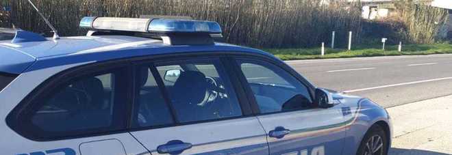 Picchia e scaraventa fuori dall'auto moglie e figlia: è caccia all'uomo
