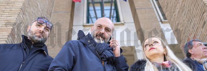 Sergio Pirozzi con i candidati alla Regione davanti al Tribunale di Latina Sergio Pirozzi con i candidati alla Regione davanti al Tribunale di Latina