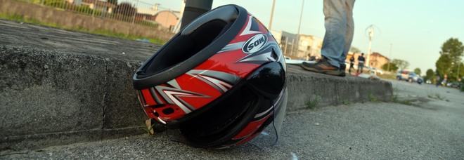 Schianto in moto contro l'auto che lo precede: morto 23enne Schianto in moto contro l'auto che lo precede: morto 23enne