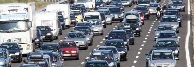 Voragine sull’A1 a Roma sud, tamponamenti a catena tra sei tir e diverse auto: 4 chilometri di coda