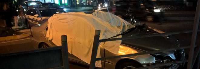 Malore alla guida, si schianta
e muore. Incidente choc
nella notte alla rotatoria