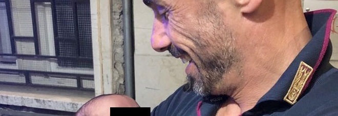 Neonato abbandonato in un passeggino a Brescia: si cercano i genitori Neonato abbandonato in un passeggino a Brescia: si cercano i genitori