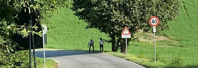 Incidente con la bici, ragazzo di 16 anni si schianta contro un albero e muore: dramma a Macerata