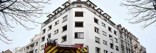 Rogo in un palazzo del centro: 5 morti e sette feriti