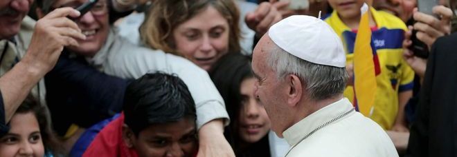 Papa Francesco visita la comunità di Sant'Egidio: folla di fedeli a Santa Maria in Trastevere
