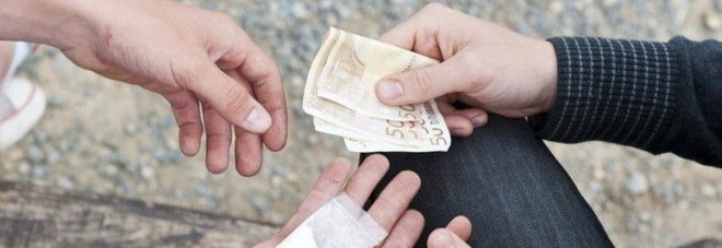 Si drogavano su una panchina del parco: nei guai due giovanissimi Si drogavano su una panchina del parco: nei guai due giovanissimi