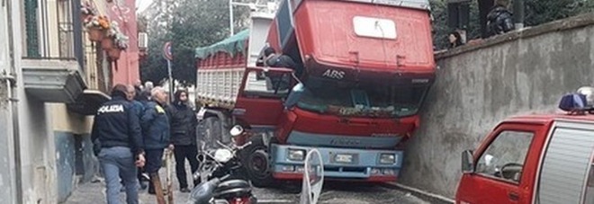 Camionista muore
schiacciato dal tir: era sceso
per controllare la strada