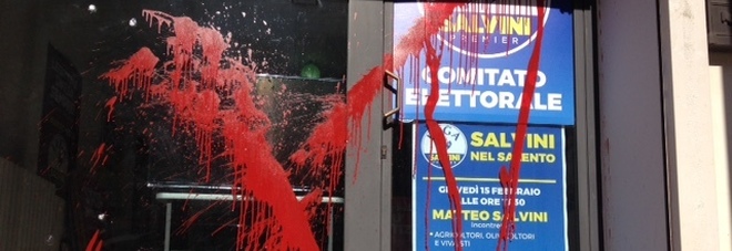 Vernice rossa e sassi contro il comitato elettorale di Salvini alla vigilia della sua presenza in città. E' allarme Vernice rossa e sassi contro il comitato elettorale di Salvini alla vigilia della sua presenza in città. E' allarme