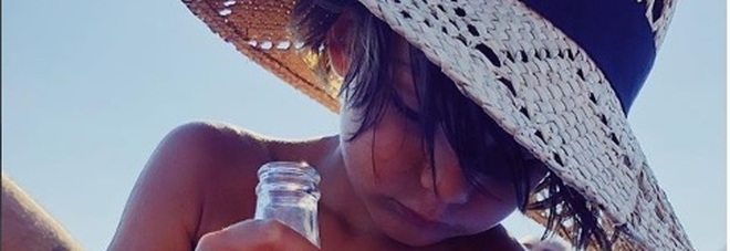 Belen Rodriguez posta la foto di Santiago con la birra, pioggia di critiche: «Non è educativo» Belen Rodriguez posta la foto di Santiago con la birra, pioggia di critiche: «Non è educativo»