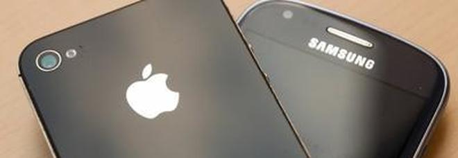 Apple e Samsung accusati di produrre modelli di cellulari che favoriscono lo sviluppo di patologie tumorali Apple e Samsung accusati di produrre modelli di cellulari che favoriscono lo sviluppo di patologie tumorali