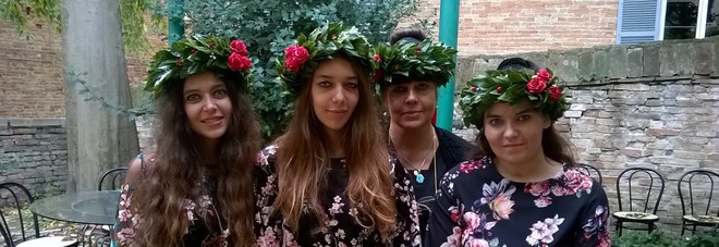 Urbino, festa quadrupla: la mamma si laurea in lingue insieme alle 3 figlie Urbino, festa quadrupla: la mamma si laurea in lingue insieme alle 3 figlie