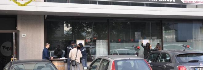 Rissa e cliente a terra ferito in una pozza di sangue: chiuso il bar cinese di via Torino Rissa e cliente a terra ferito in una pozza di sangue: chiuso il bar cinese di via Torino