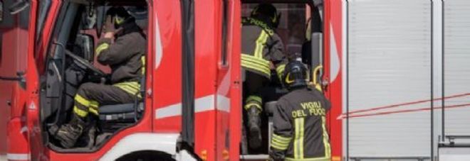 Paura alla scuola materna, a fuoco la lavatrice: tutti i bimbi evacuati Paura alla scuola materna, a fuoco la lavatrice: tutti i bimbi evacuati