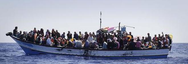 Migranti, 150 su una barca in avaria in acque libiche Migranti, 150 su una barca in avaria in acque libiche