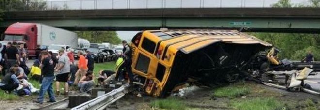 Scuolabus con 46 bimbi si scontra con un tir, un morto e 10 feriti. «Ragazzi fuggiti dal tetto» Scuolabus con 46 bimbi si scontra con un tir, un morto e 10 feriti. «Ragazzi fuggiti dal tetto»