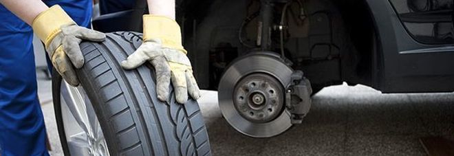 Pneumatici e caschi, cambia tutto per auto e moto. Rischio maximulte