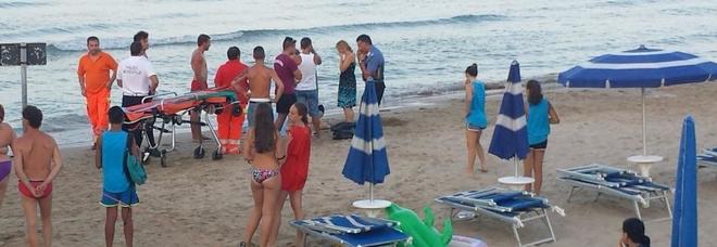 Malore mentre nuota a Sabbiadoro lo portano a riva: muore in spiaggia Malore mentre nuota a Sabbiadoro lo portano a riva: muore in spiaggia