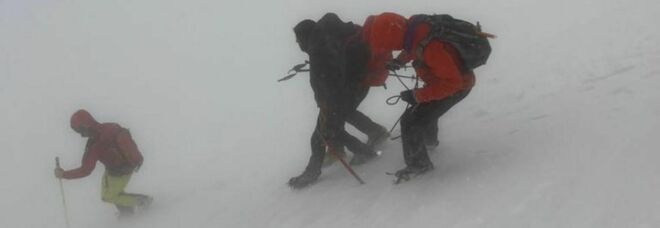 Ragazzo di 27 anni bloccato sul Corno Grande passa la notte al gelo: i soccorsi ostacolati dal vento