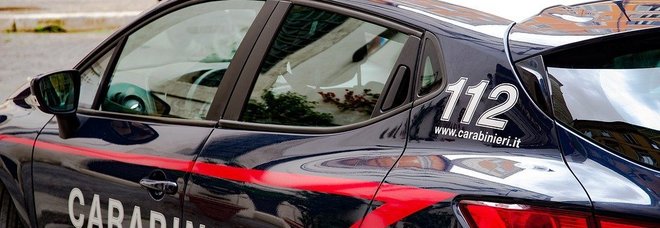 Una pistola carica nascosta nella culla del figlio neonato: genitori in manette