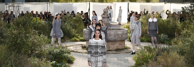 Chanel sfila nell'Abbazia dove visse da orfana Mademoiselle Coco tra look sobri e un tocco austero