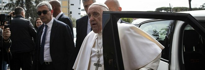 Papa Francesco ricoverato, oggi l'intervento all'addome di laparotomia. Le ultime notizie