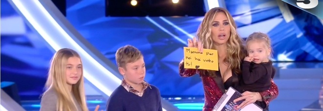 Sorpresa per Ilary Blasi, sul palco i figli avuti con Totti : Sorpresa per Ilary Blasi, sul palco i figli avuti con Totti :