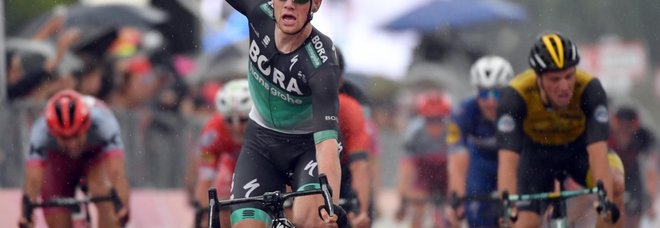 Bis di Bennett, dopo Praia a Mare conquista il traguardo di Imola. Yates sempre in maglia rosa