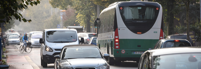 Senza biglietto sul bus: «Non pago» E minaccia col coltello il controllore Senza biglietto sul bus: «Non pago» E minaccia col coltello il controllore