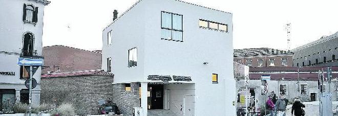 A Venezia apre un nuovo hotel: è un "cubo" che si affaccia su piazzale Roma A Venezia apre un nuovo hotel: è un "cubo" che si affaccia su piazzale Roma