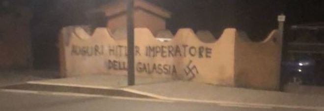 La scritta inneggiante ad Hitler La scritta inneggiante ad Hitler